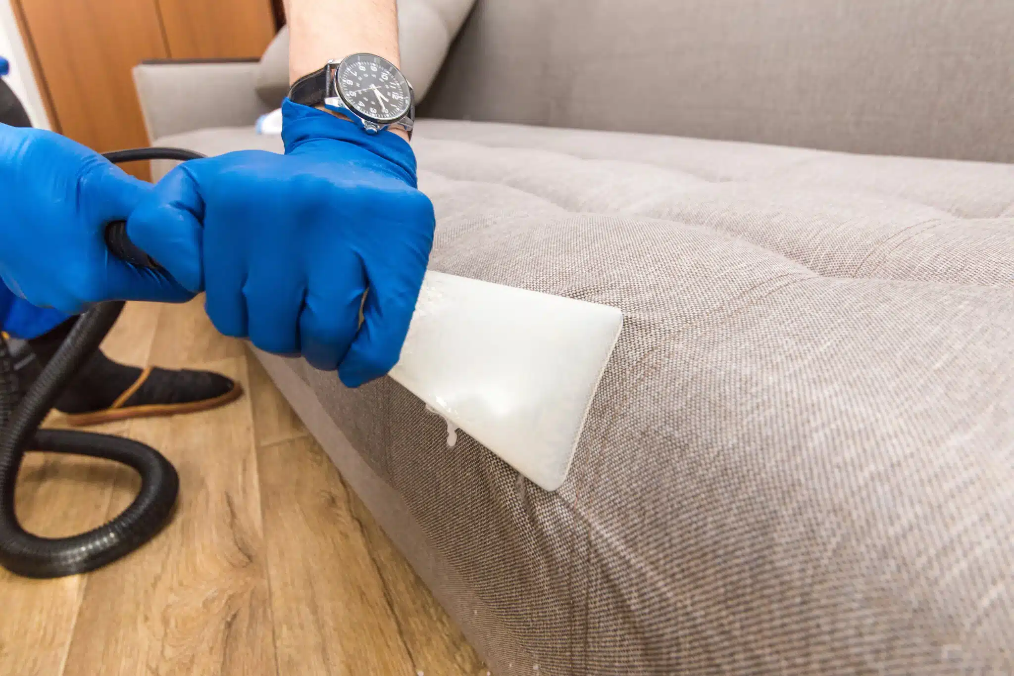 Nettoyage de meuble rembourré dans une aire commune de condo