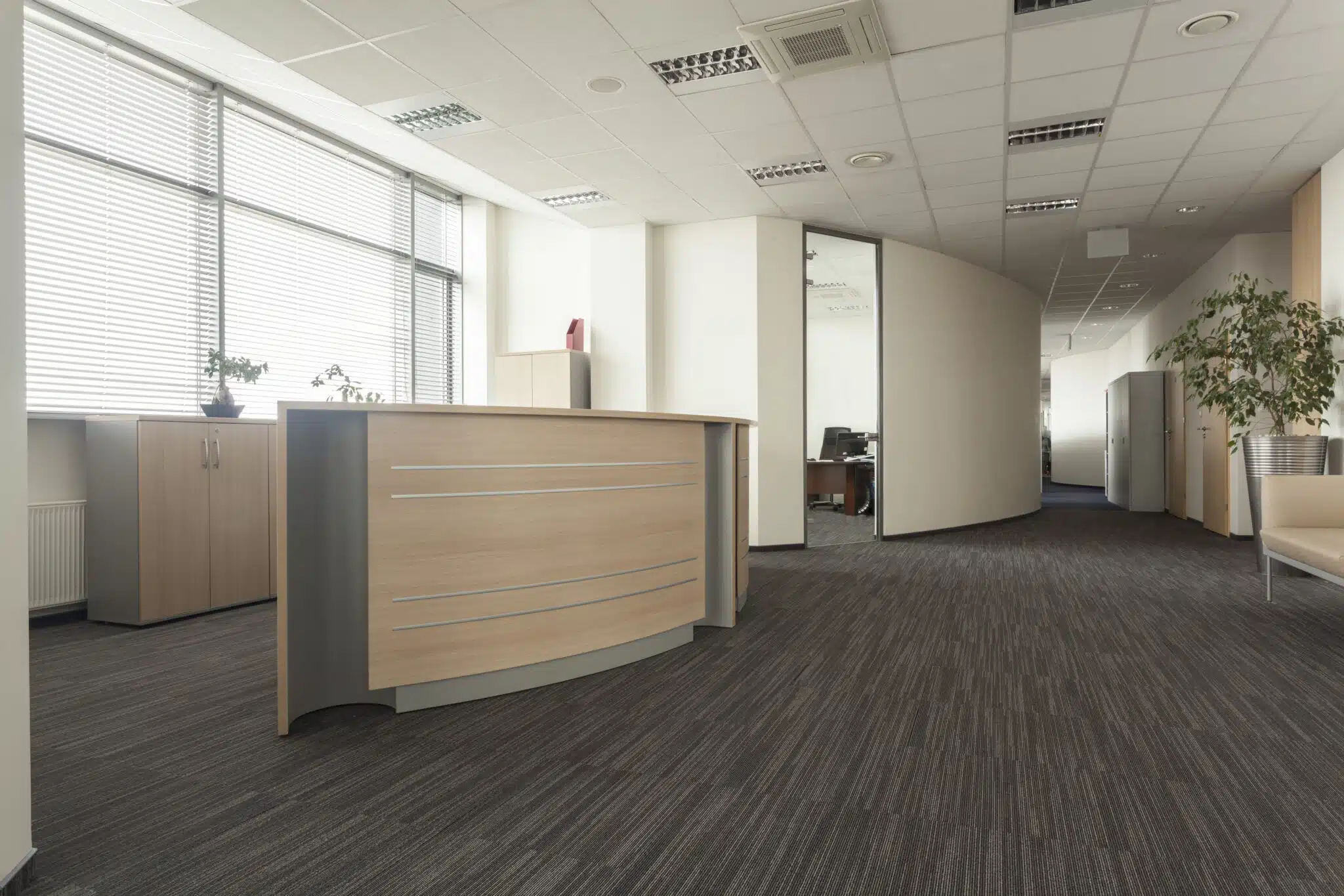 Tapis commercial propre dans un corridor ou une aire commune de condo