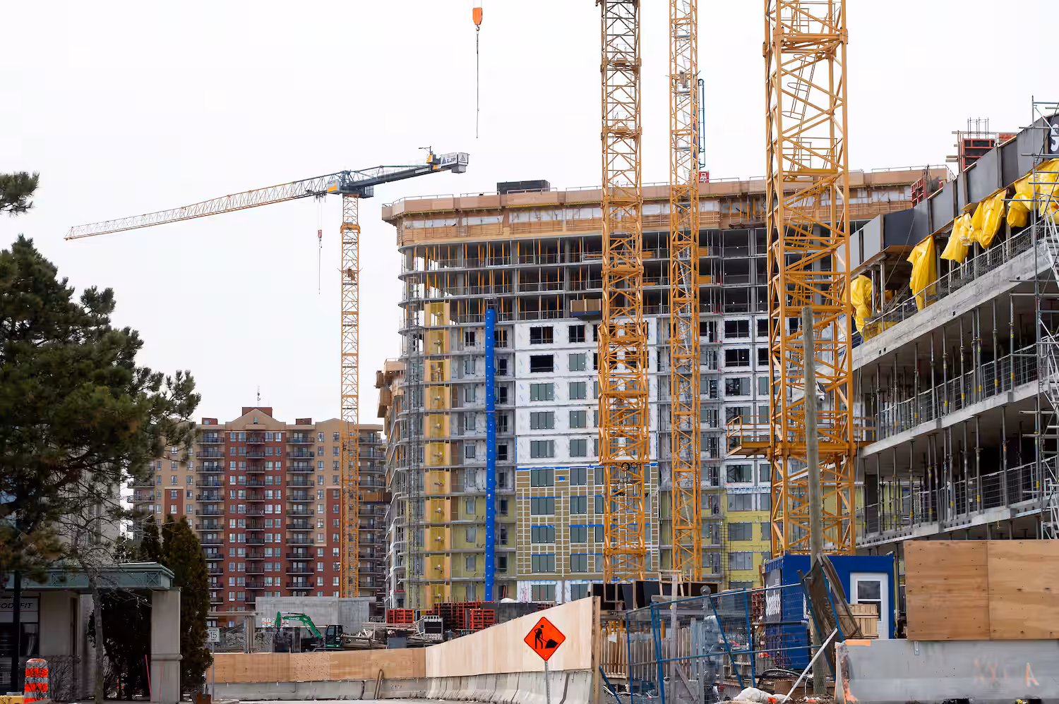 Tours en construction et grues à Montréal — nettoyage après-construction Nickel & Krome