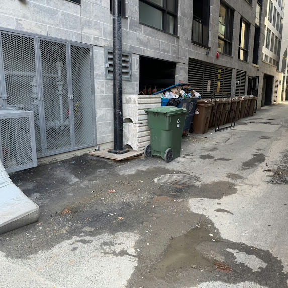 Aire principale de circulation dégagée après l’intervention de nettoyage au centre-ville de Montréal