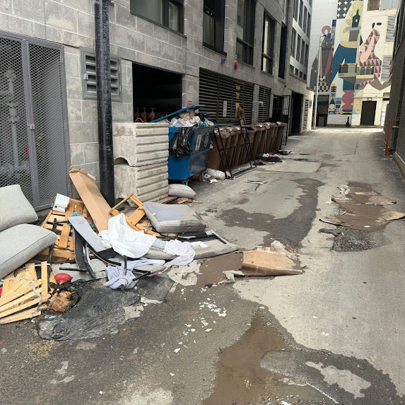 Aire de service encombrée après un déménagement dans un immeuble du centre-ville de Montréal