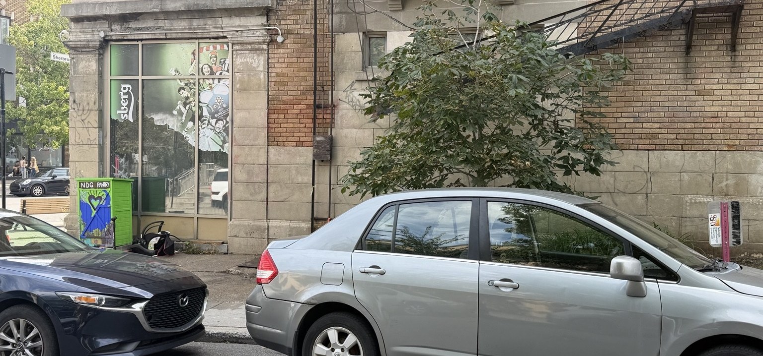 Façade en pierre après traitement des graffitis dans le secteur Harvard à Montréal, avec certaines ombres résiduelles