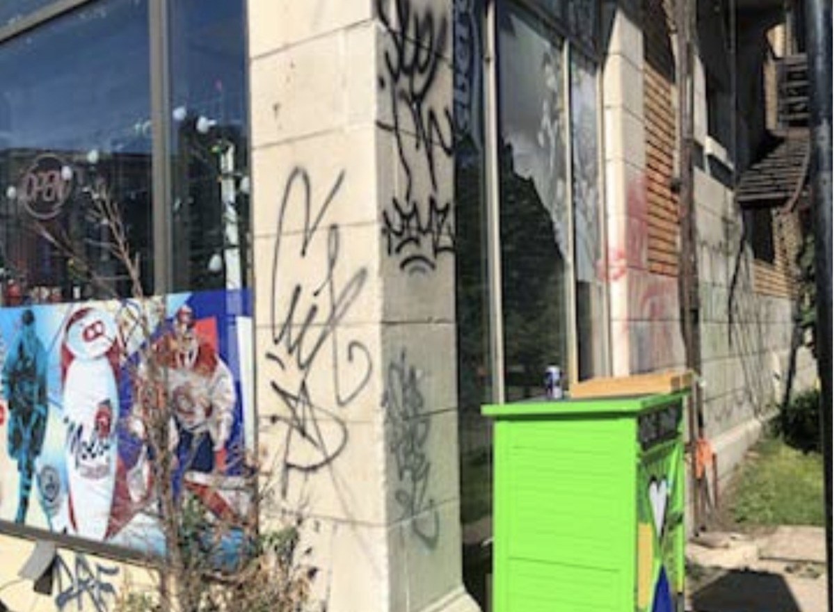 Graffitis noirs sur le pilier en pierre près de l’entrée avant intervention