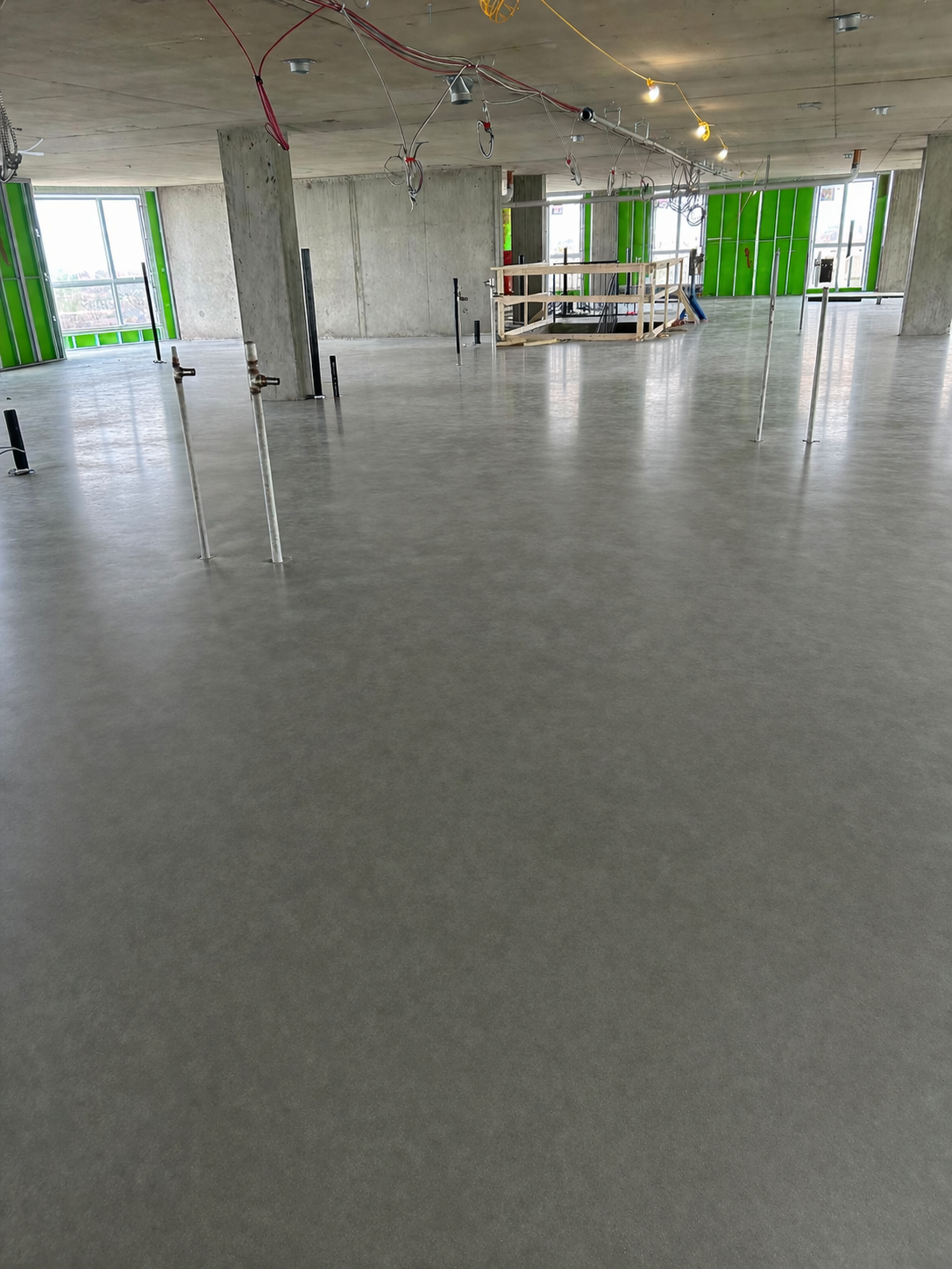 Plateau intérieur après nettoyage de chantier avec dalle dégagée avant inspection