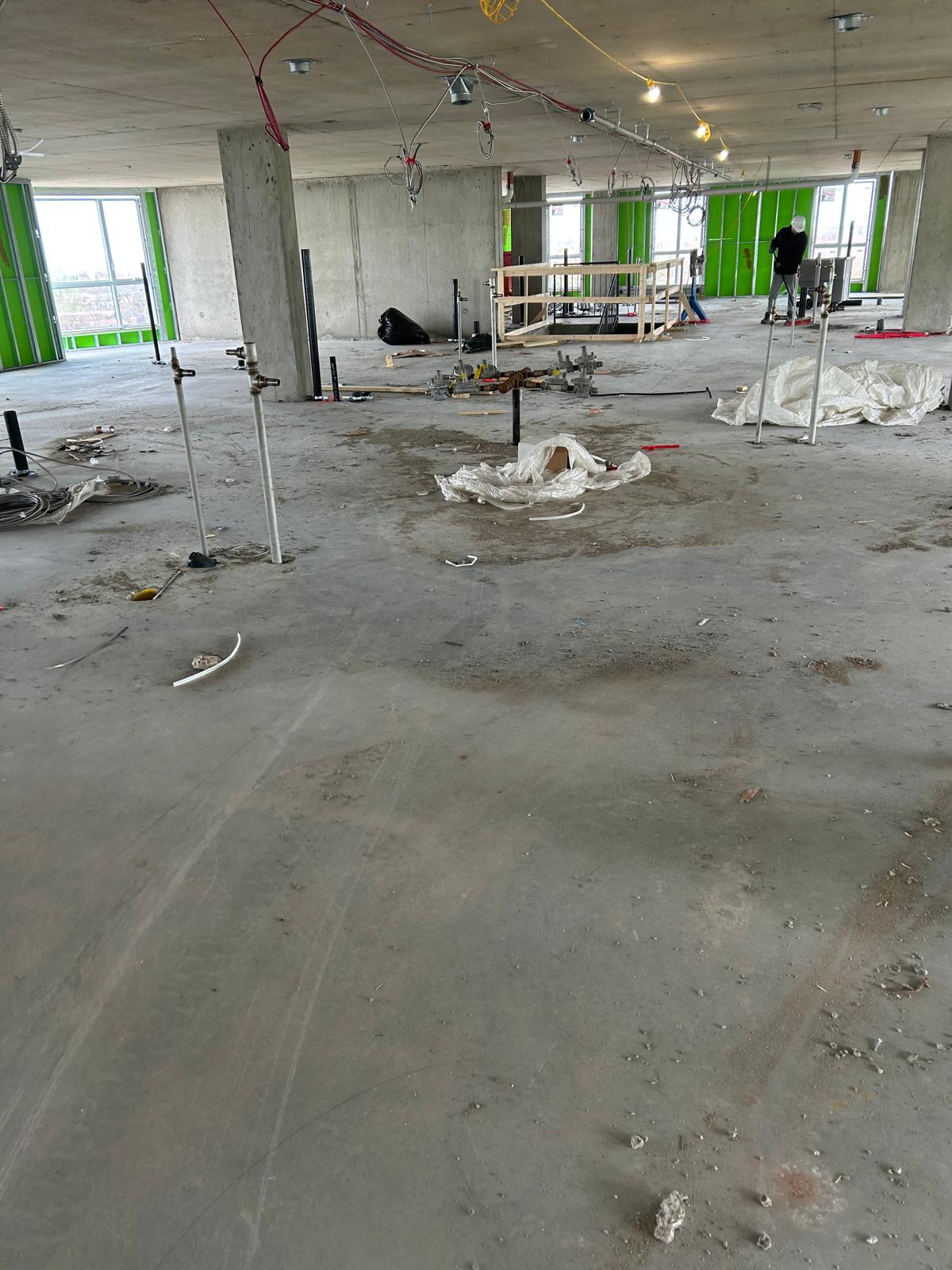 Plateau intérieur avant nettoyage de chantier avec poussière et débris de construction