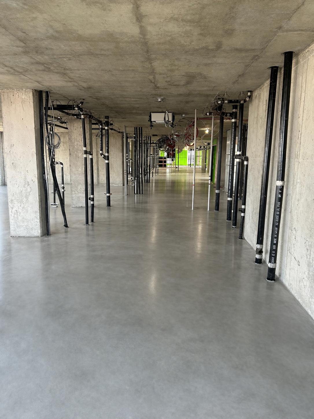 Couloir technique après nettoyage de chantier avec circulation dégagée et dalle uniforme