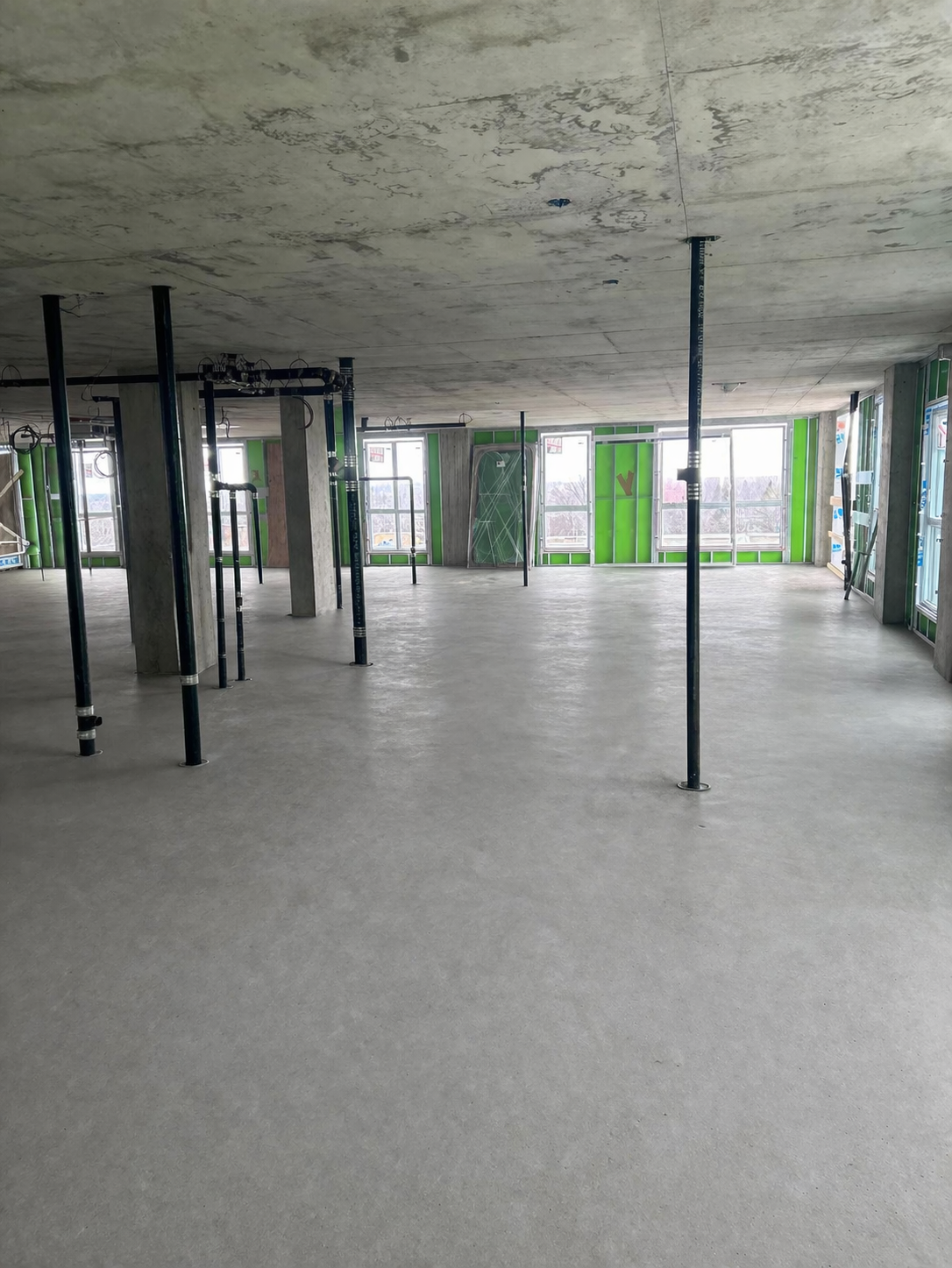 Plateau ouvert après nettoyage de chantier avec zone de travail dégagée