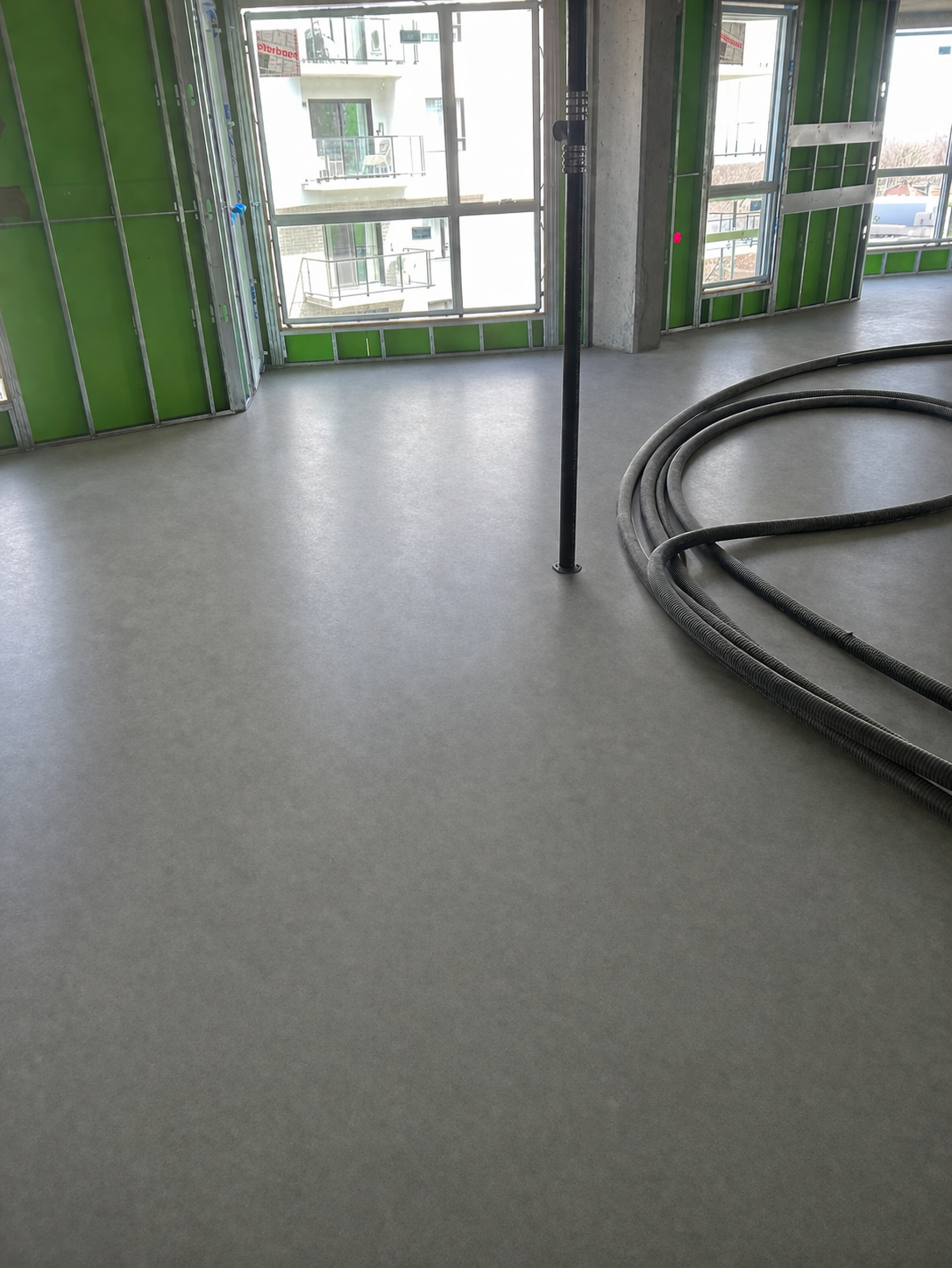 Plateau mécanique après nettoyage de chantier avec volume dégagé et sol uniforme