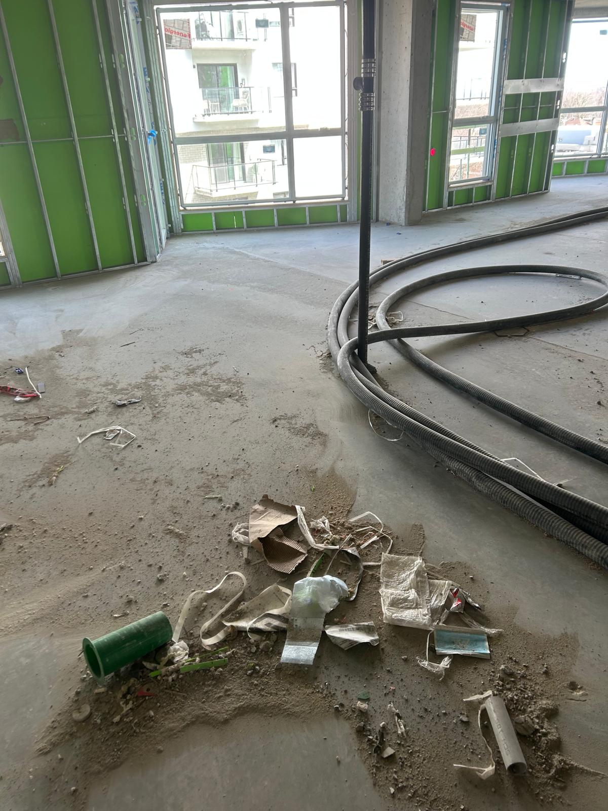 Plateau mécanique avant nettoyage de chantier avec débris et matériaux au sol