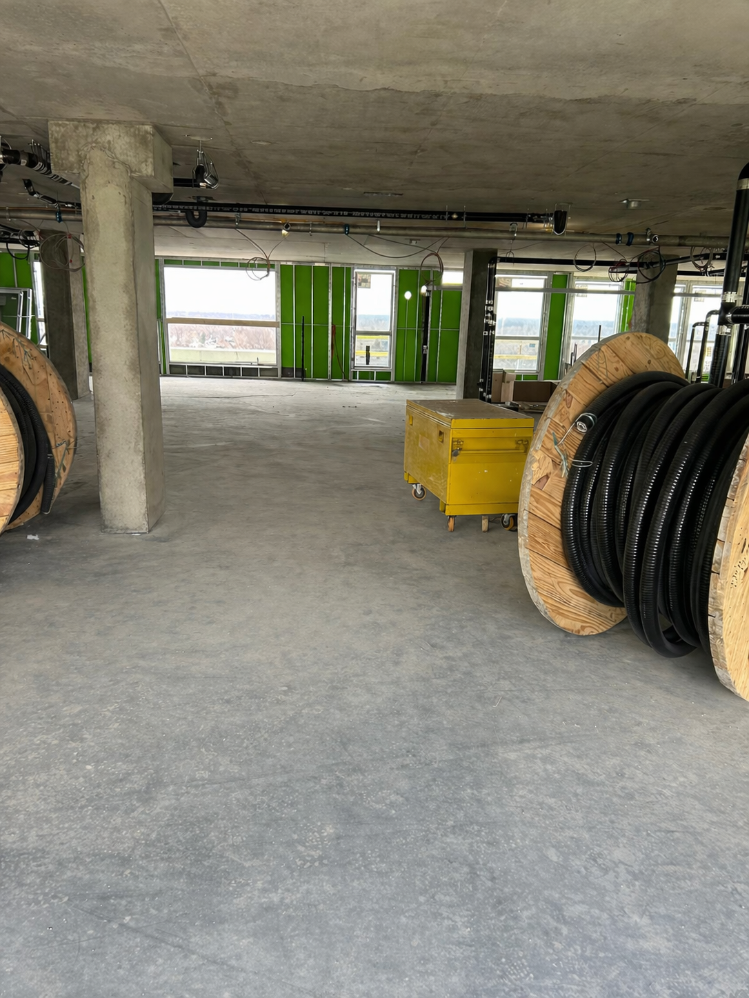 Zone vitrée après nettoyage de chantier avec dalle propre et circulation dégagée