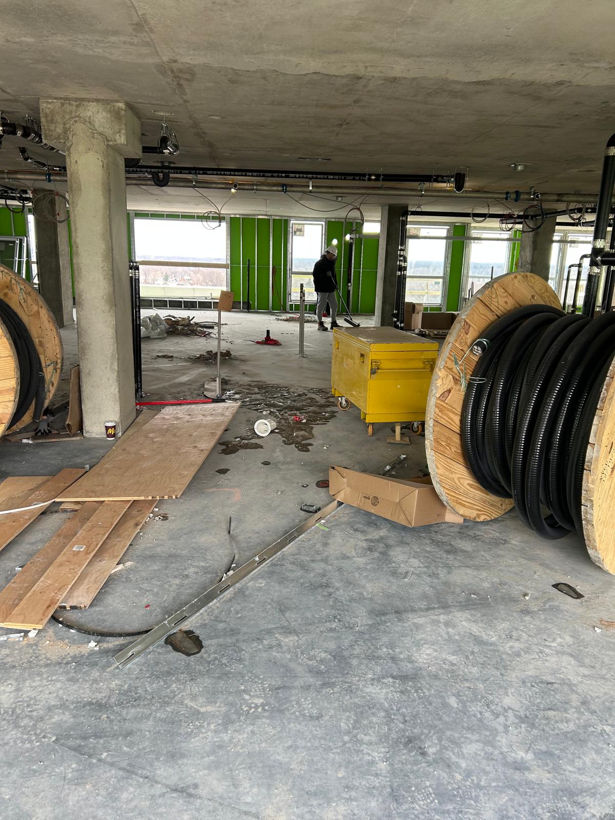 Zone vitrée avant nettoyage de chantier avec poussières et débris en bordure de façade