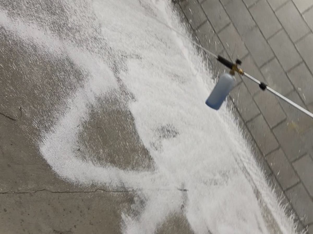 Application au canon à mousse d'un produit nettoyant et désinfectant dans le local de matières résiduelles