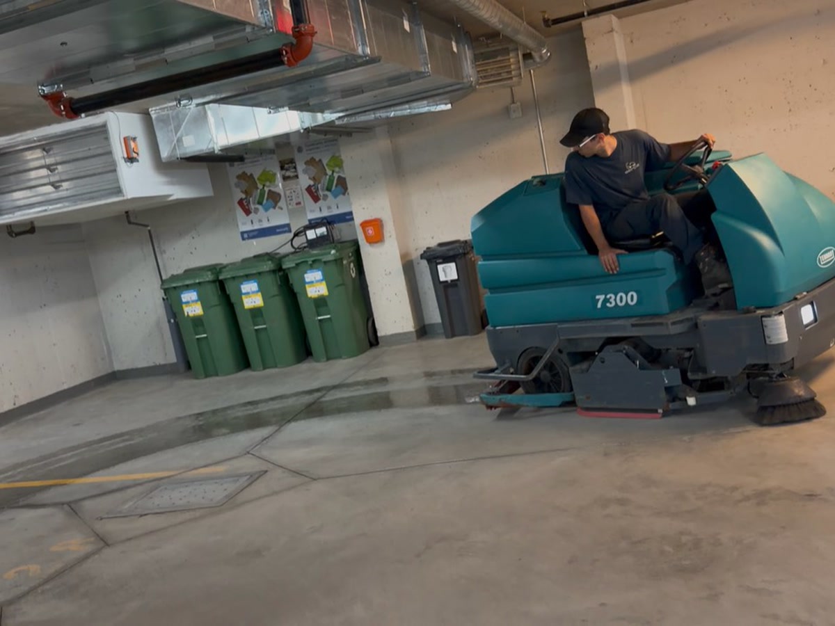 Tennant T7300 en intervention près du local de recyclage d'un garage souterrain occupé à Montréal