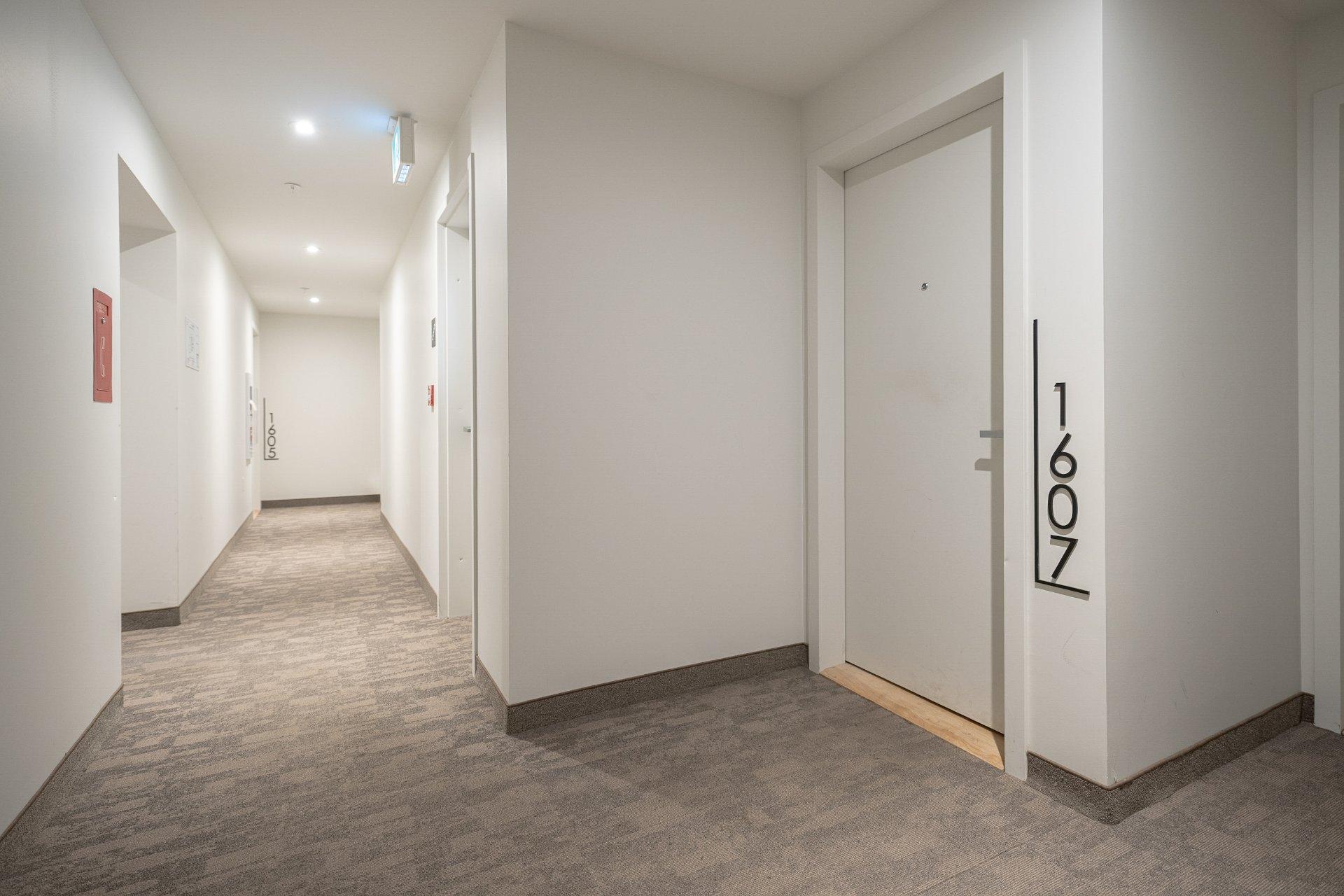 Corridor avec tapis nettoyé