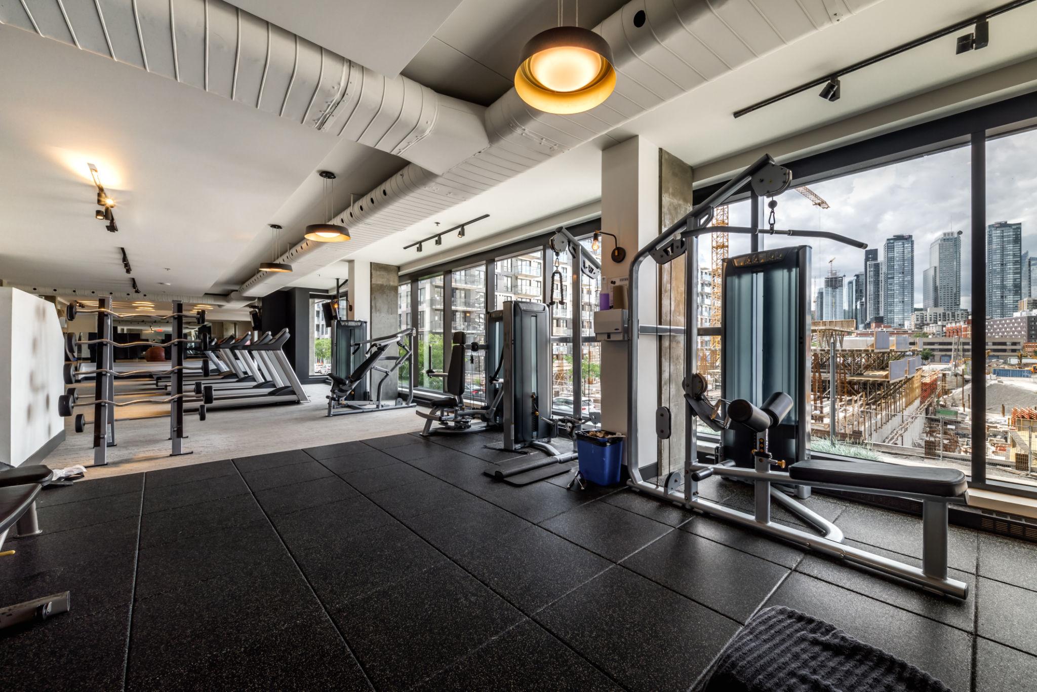 Salle de gym d'immeuble résidentiel